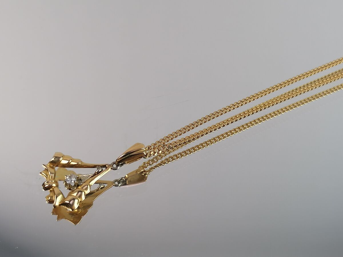 Null Ensemble composé d'une chaînette en or jaune et un pendentif "triangle" en &hellip;