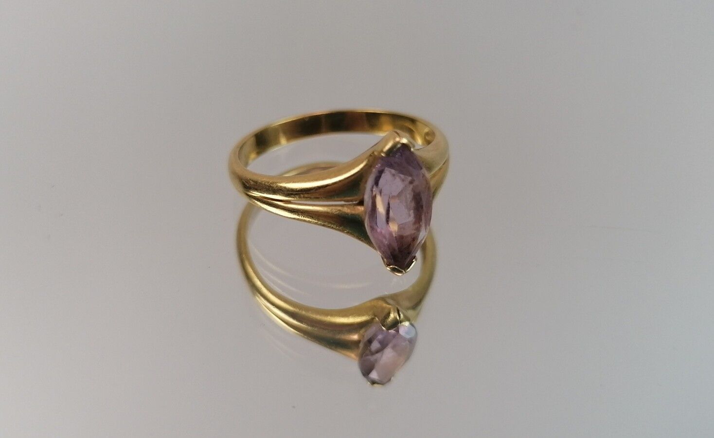 Null Bague en or jaune ornée d'une pierre violine. PB: 5,39 grs