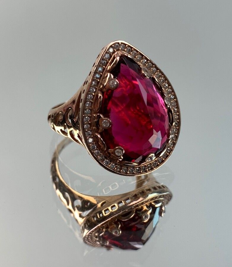 Null Bague en or rose sertie d'une pierre rouge en forme de poire et entourage d&hellip;