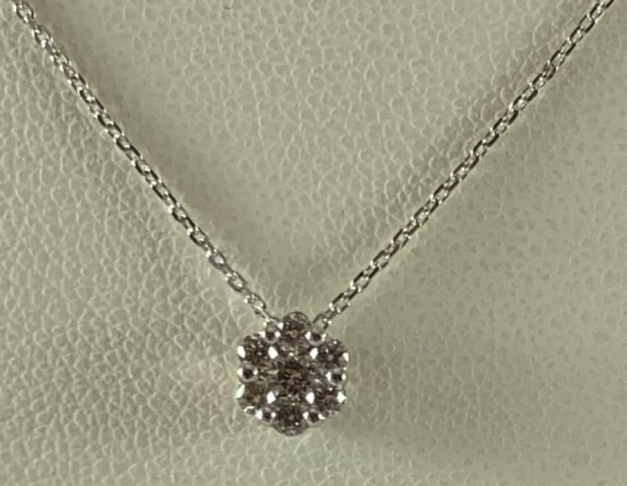 Null Collier Fleur en or blanc orné de 7 diamants ronds taille moderne 0.25 cara&hellip;