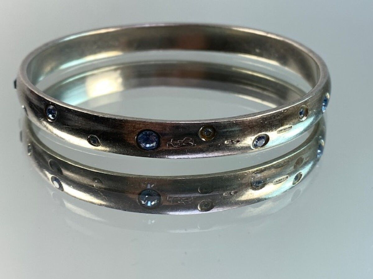 Null YVES SAINT LAURENT- Bracelet YSL en argent orné de strass bleu. PB: 40, 8 g&hellip;