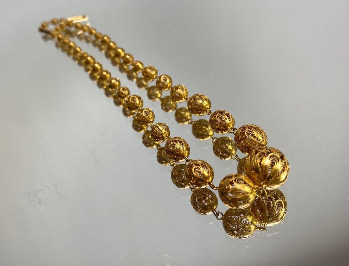 Null Collier de perles ajourées en or jaune. 24,72 grs