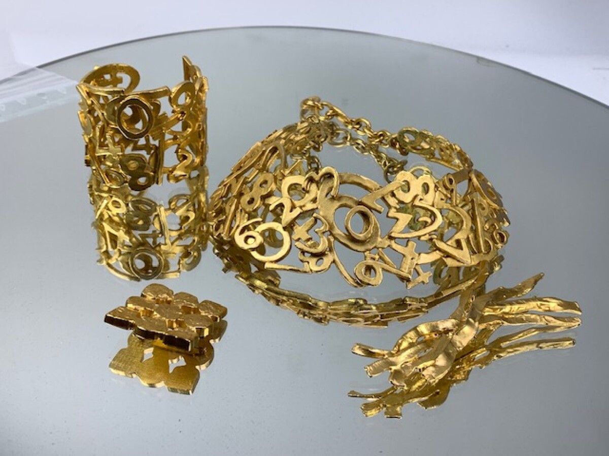 Null BICHE DE BEERE- Parure en métal doré comprenant collier et bracelet manchet&hellip;