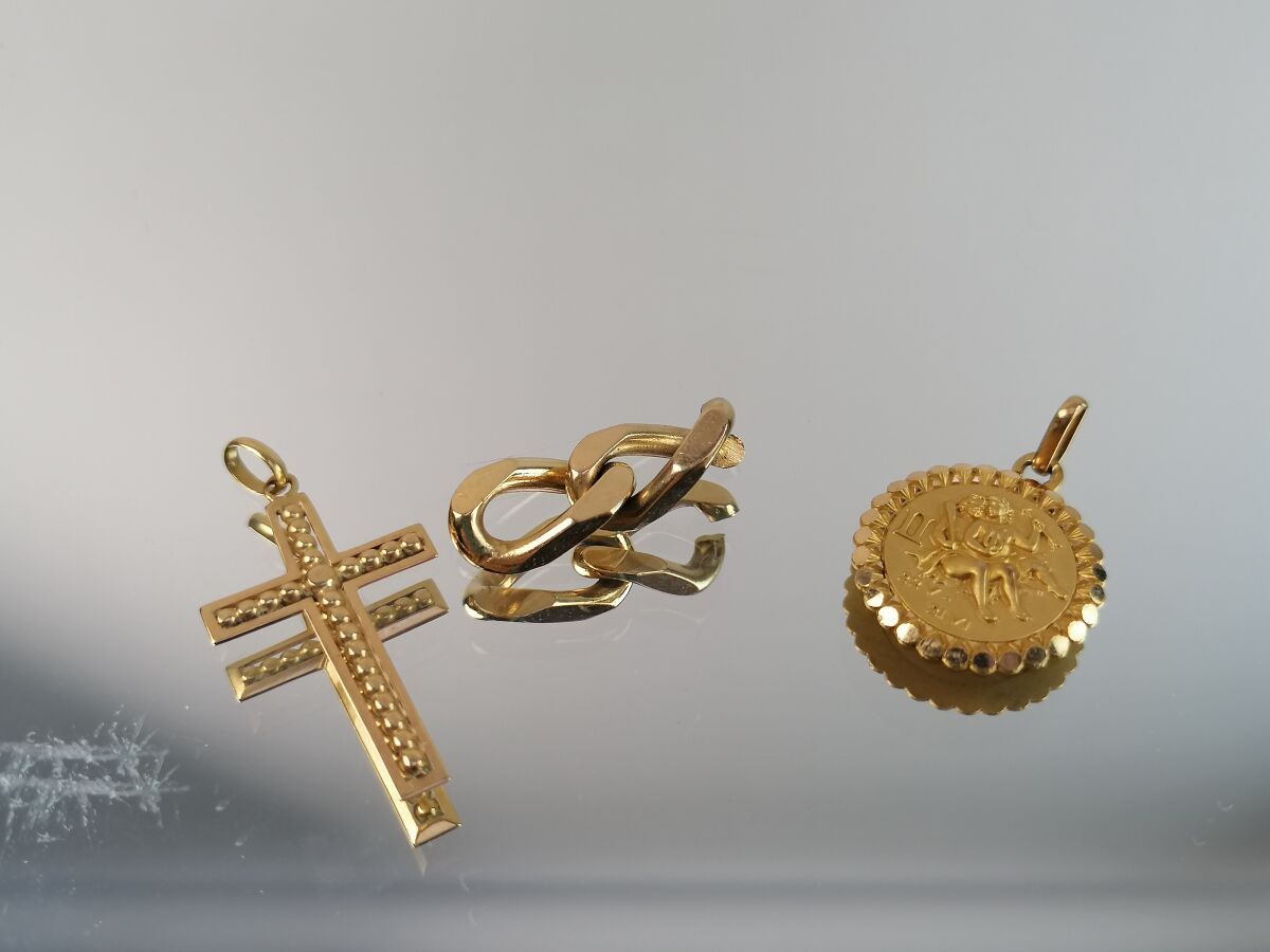 Null Lot de débris en or jaune, croix et médaille "anges". 9,8 grs