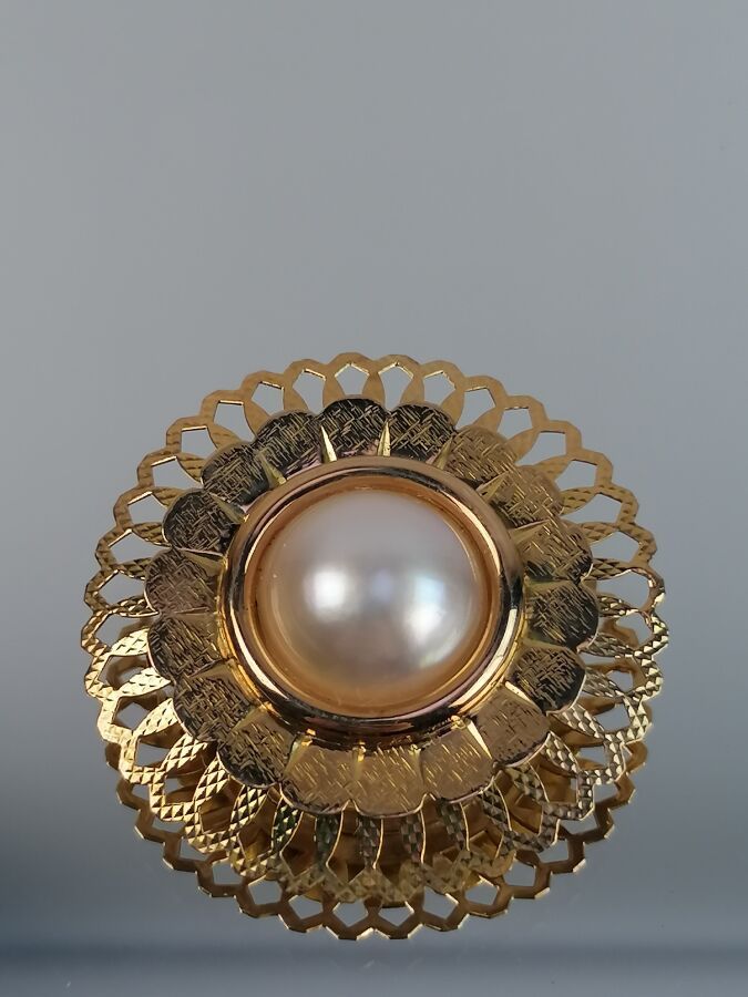 Null Broche pendentif en or jaune agrémentée d'une perle mabé. PB: 12,57 grs