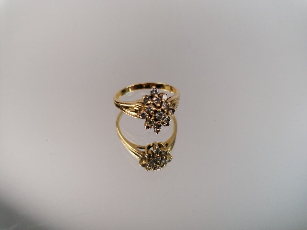 Null Bague en or jaune ornée de brillants formant une fleur. PB: 3,5 grs