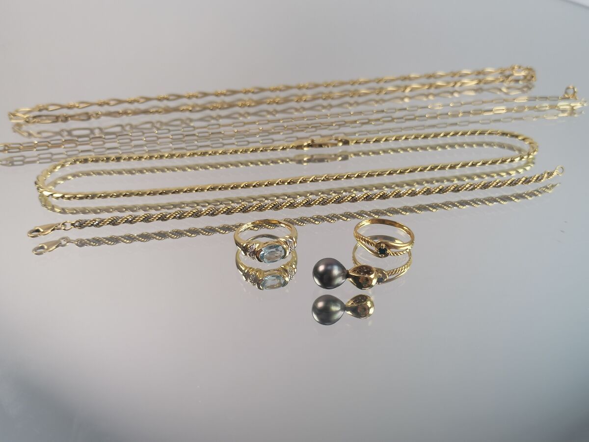 Null Lot de bijoux en or jaune comprenant 2 bagues, chaînette, un pendentif et 3&hellip;