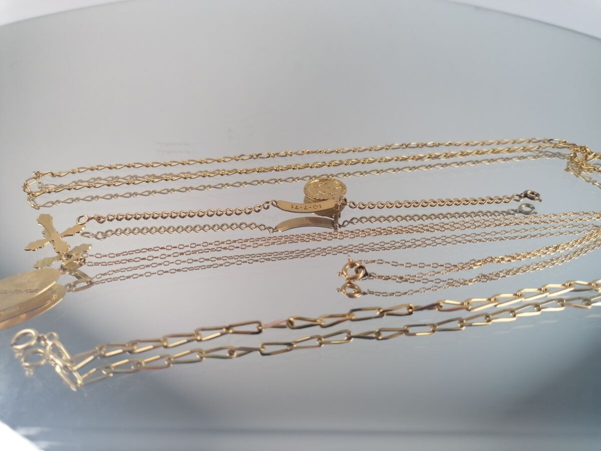Null Lot en or jaune comprenant 2 bracelets et 2 chaînettes avec breloques, méda&hellip;