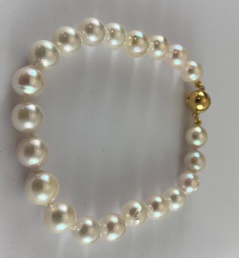 Null Bracelet de 22 Perles de culture du Japon 7/7-5 mm. Fermoir en or jaune