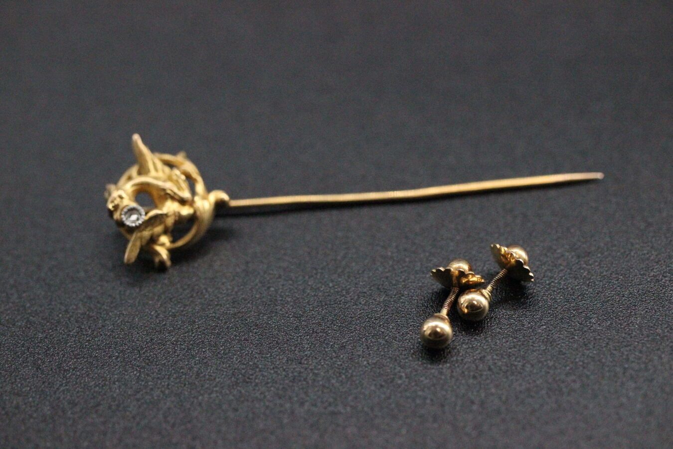 Null Set of a tie pin in yellow gold and a pair of earrings in yellow gold. PB: &hellip;