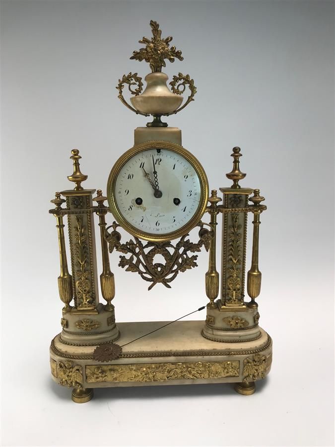 Null Portico clock in gilt bronze and white marble decorated with vine branches &hellip;