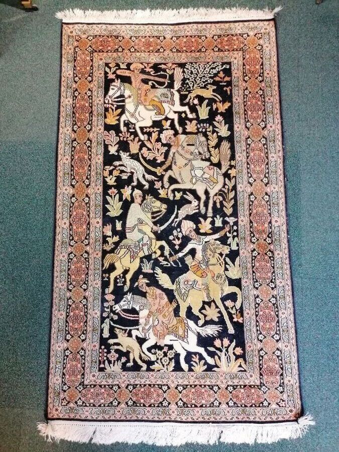 Null Wool and silk carpet decorated with horsemen. 158 x 92 cm