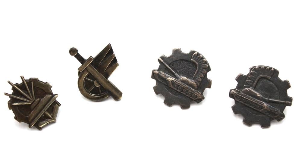 Null 4x petits boutons ou similaires, motifs militaires, anciens ?, env. D-2,3cm&hellip;
