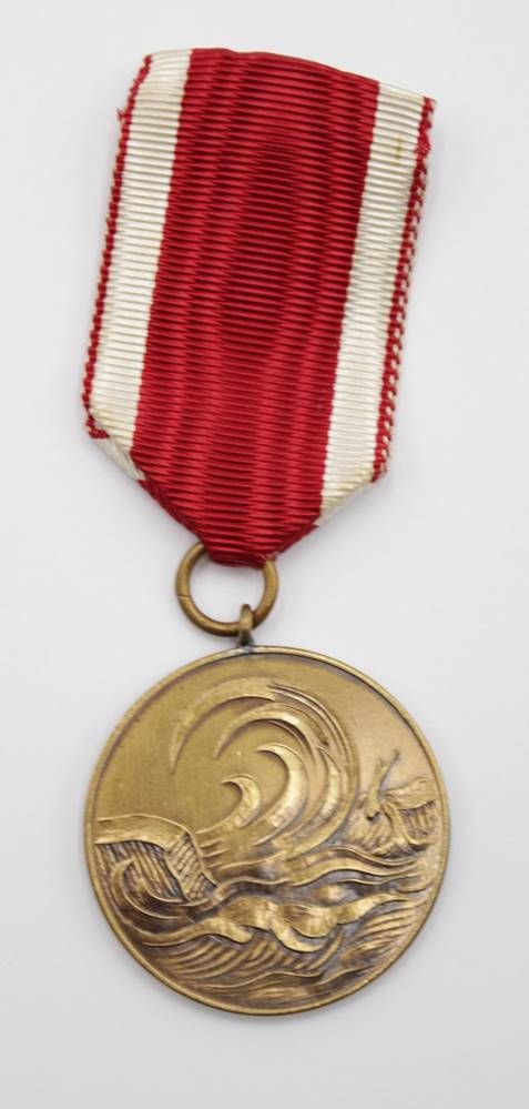 Null Flutmedaille, 1962, am Band