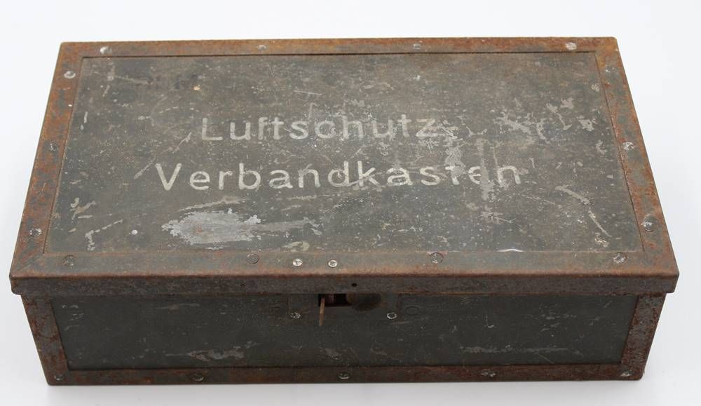 Null Air-raid first-aid kit, WW2, signs of age, h-10cm w-35cm d-19.5cm.