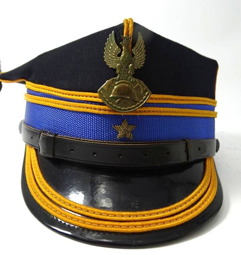 Null polnische Feuerwehrmütze eines Offiziers (Brigadier der Berufsfeuerwehr), e&hellip;