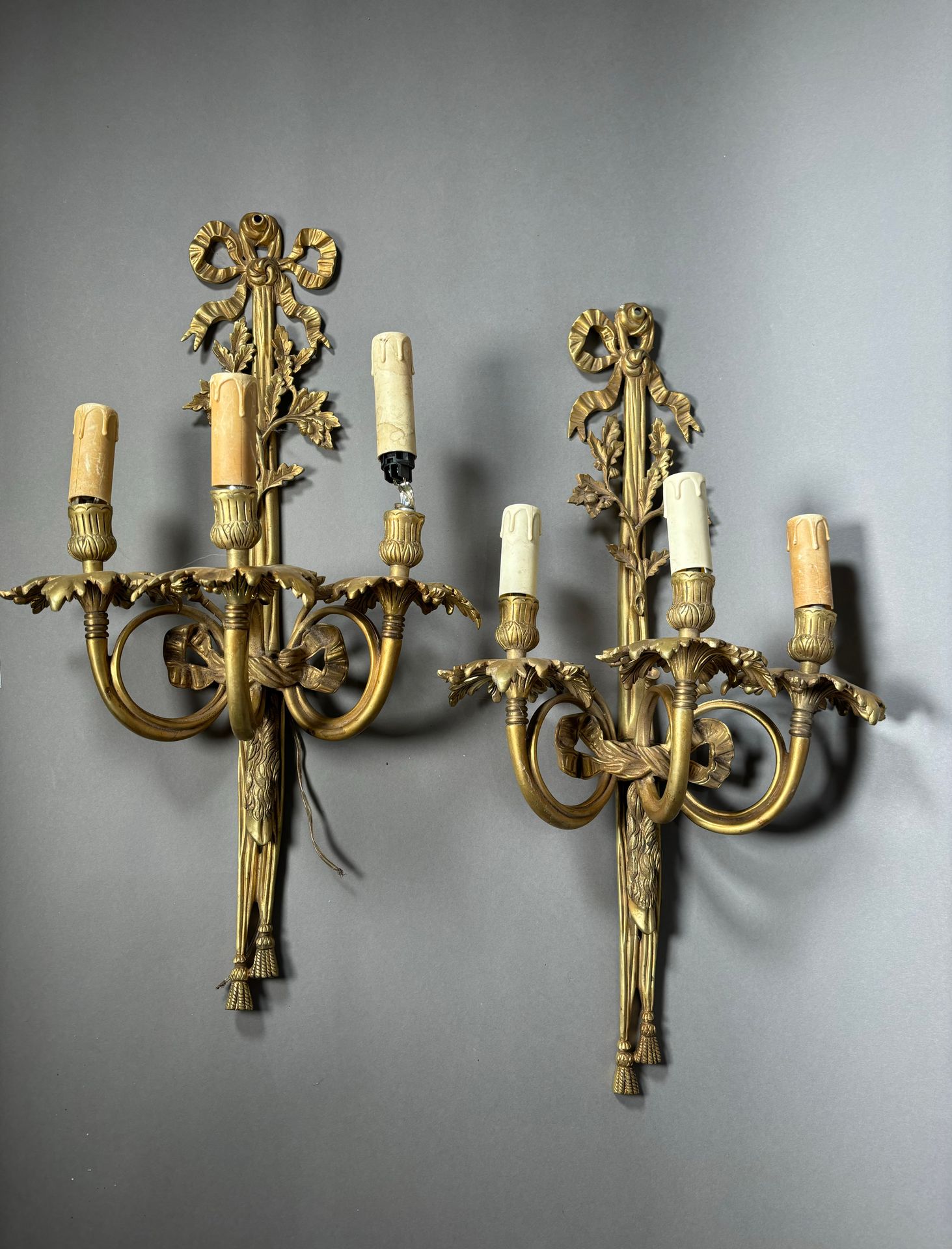 Null Ein Paar Wandleuchten aus vergoldeter Bronze mit drei Lichtern und Jagdhörn&hellip;
