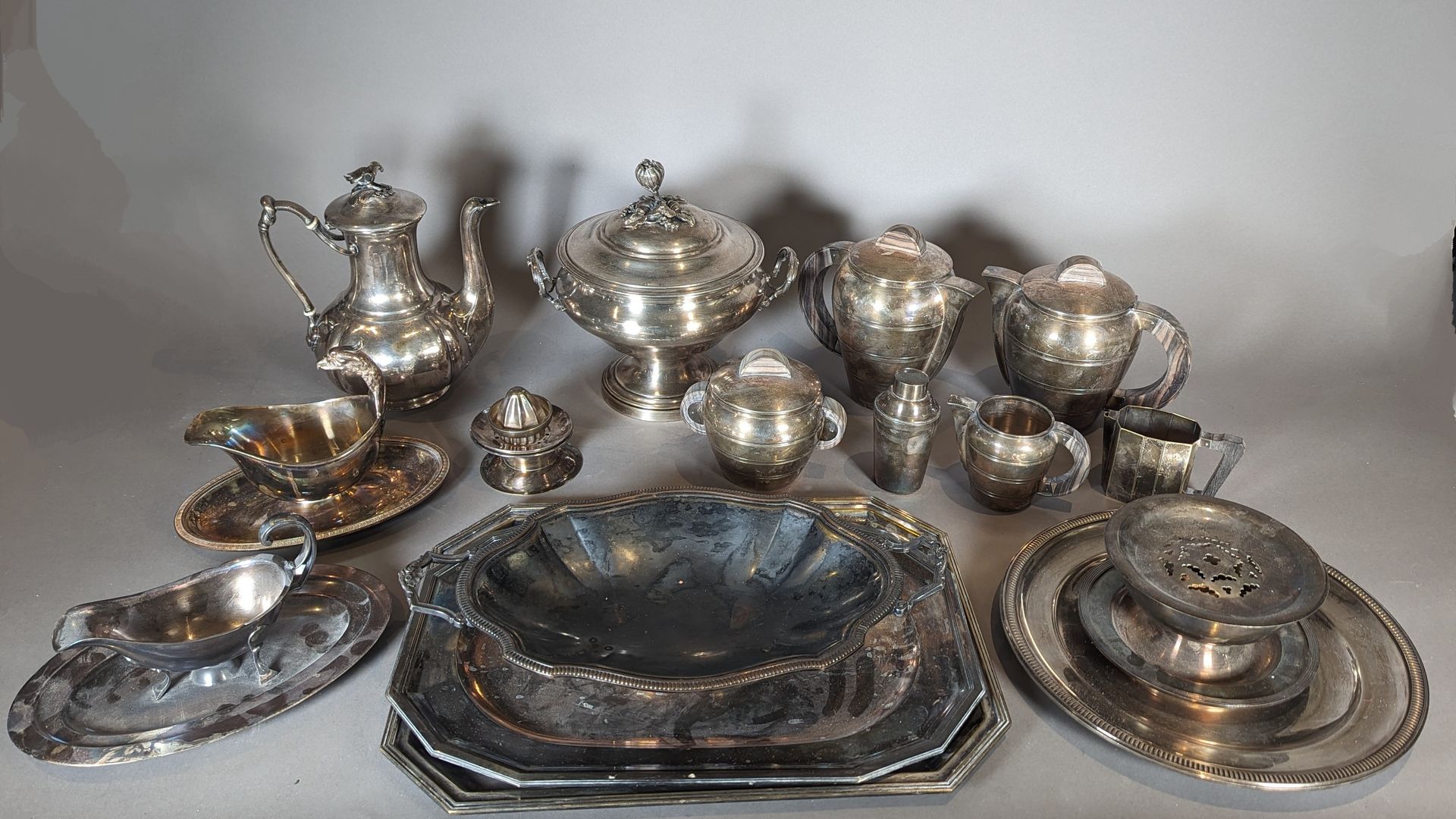 Null Lot de métal argenté comprenant service à thé et café, saucière, plats, pot&hellip;