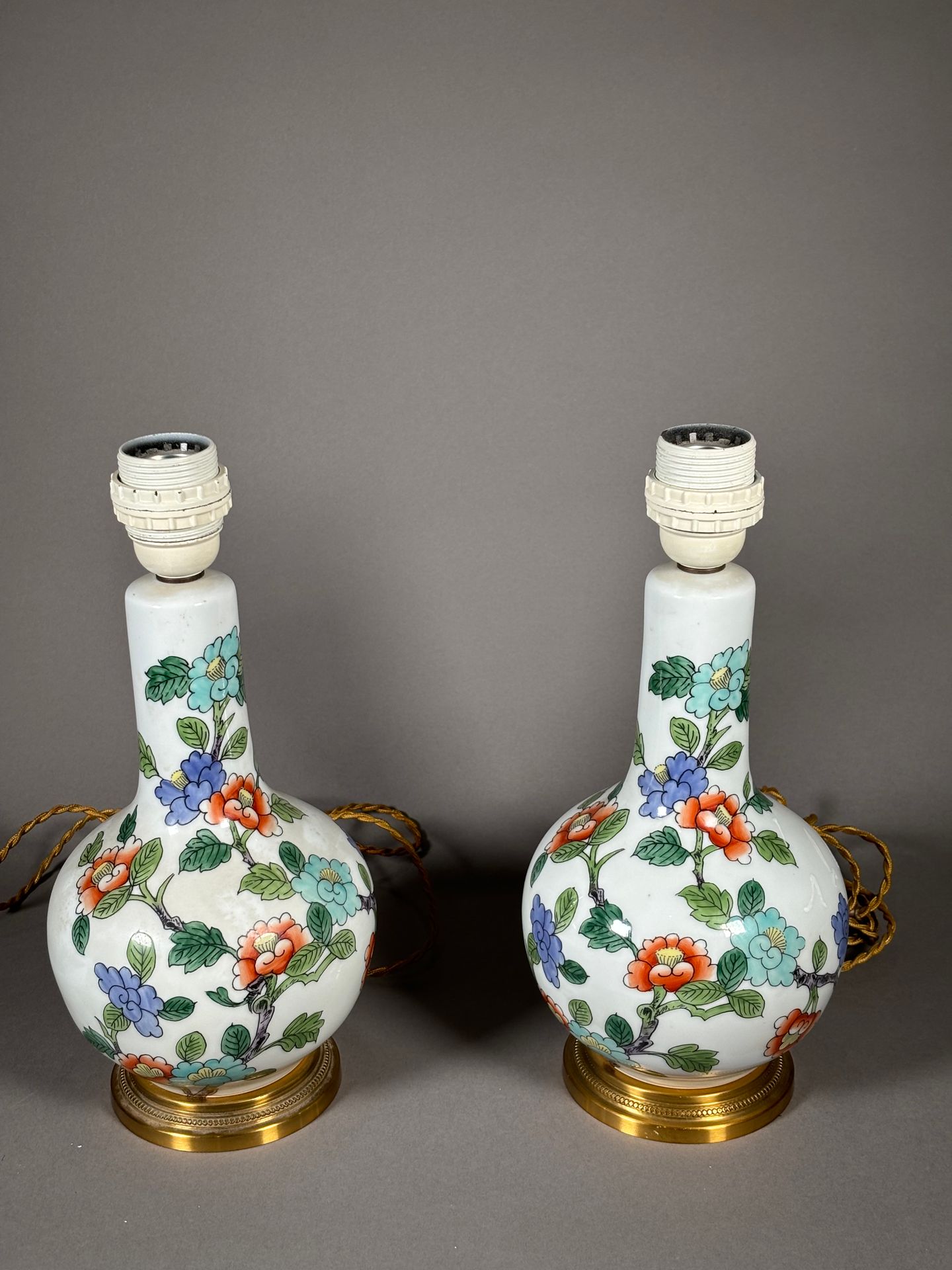 Null Ein Paar Porzellanvasen in Lampenform mit Blumendekor im asiatischen Geschm&hellip;