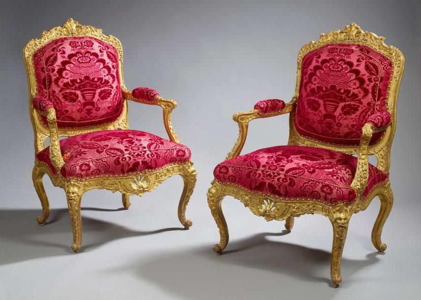 Null Rarissime paire de fauteuils à dossier plat, très finement sculpté et doré,&hellip;