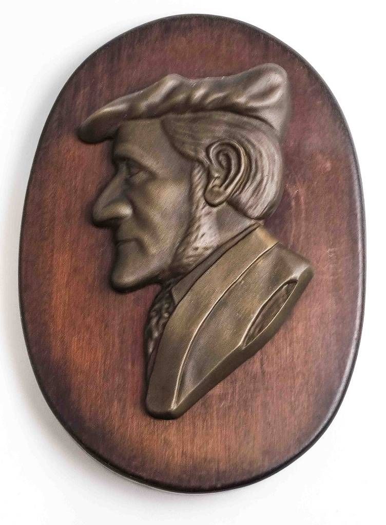 Null Relief massif de Wagner (bronze ?) sur plaque de bois, dimensions environ 3&hellip;