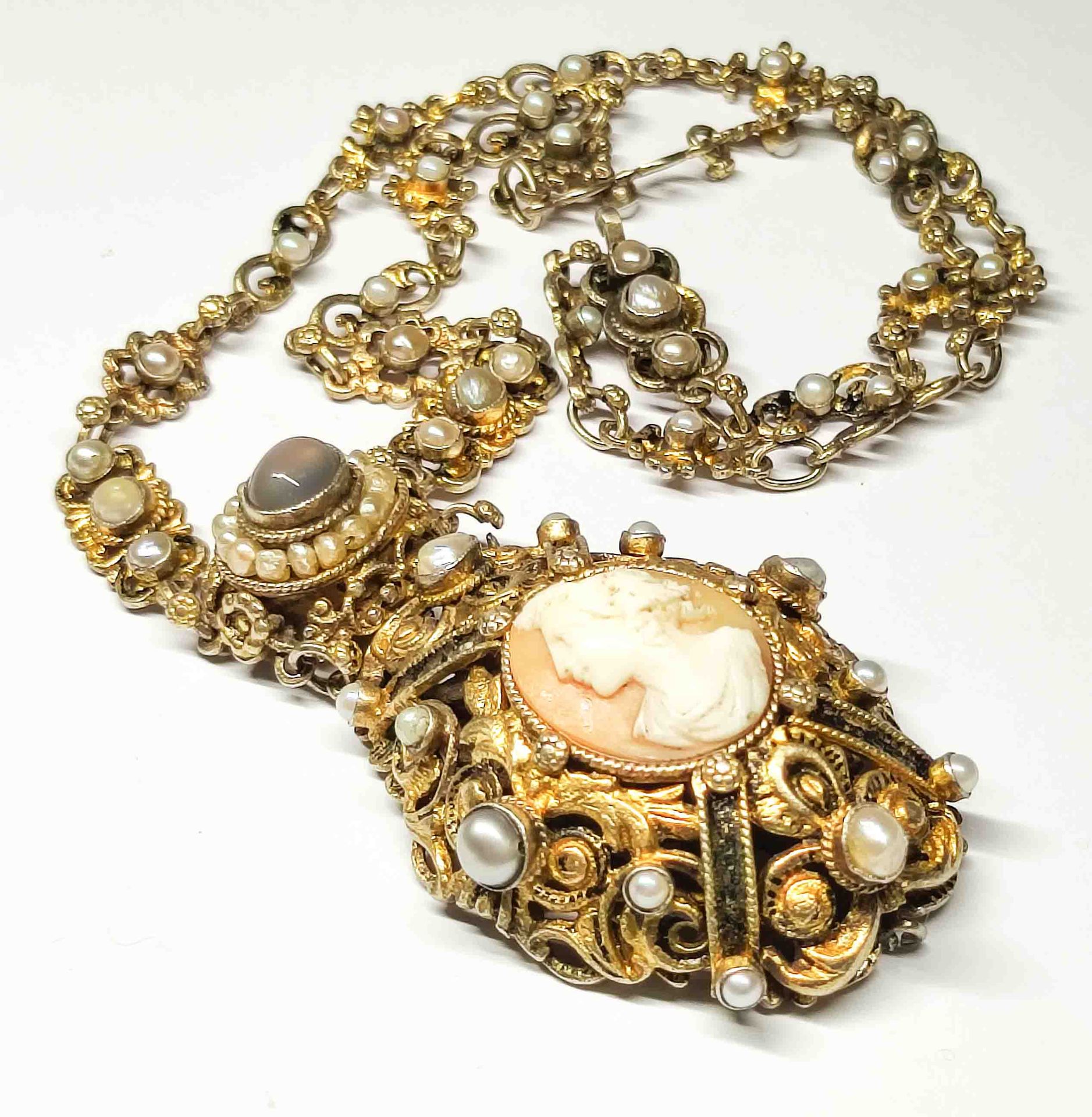 Null Grand collier antique en argent 800 doré avec une garniture somptueuse, cel&hellip;