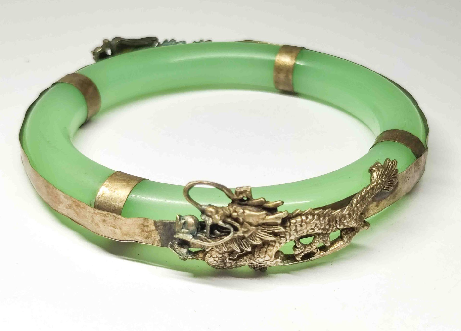 Null Bracelet en pierre de jade ? avec application dragon Ø env. 6cm
Poids env. &hellip;