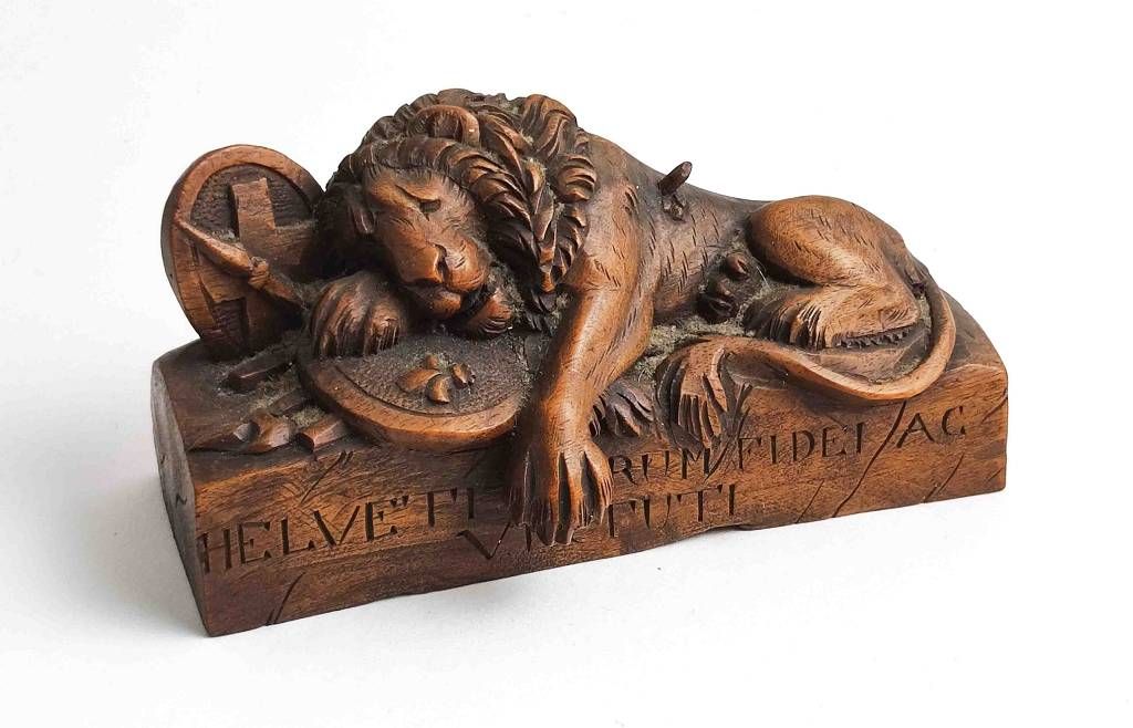 Null Figurine en bois lucernoise représentant un lion mourant avec l'inscription&hellip;