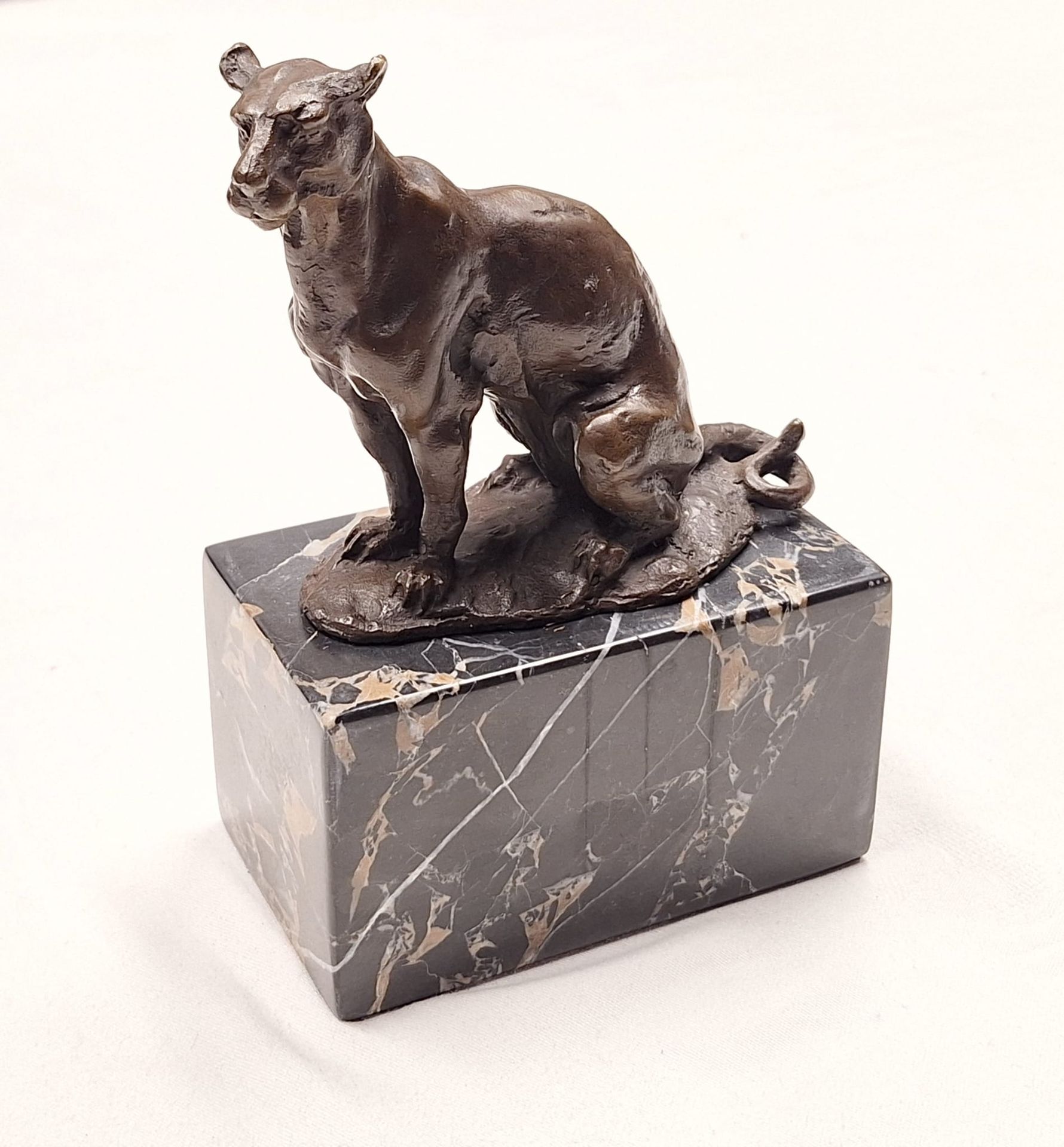 Null Puma en bronze sur socle en marbre, signé. Hauteur totale env. 17,5cm, larg&hellip;