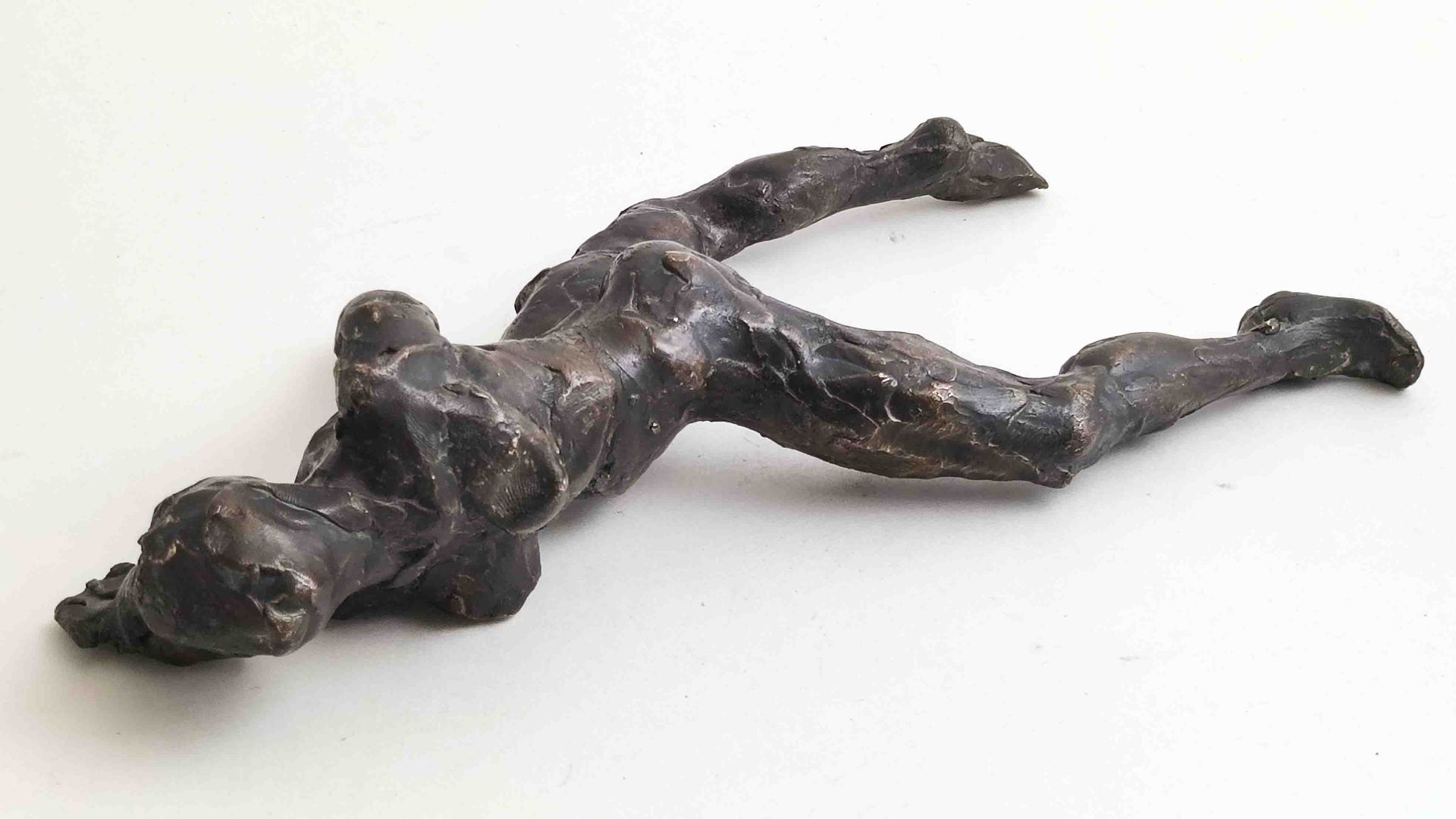 Null Natasja Bennink figurine couchée en bronze no. 9 ? (numérotation illisible.&hellip;