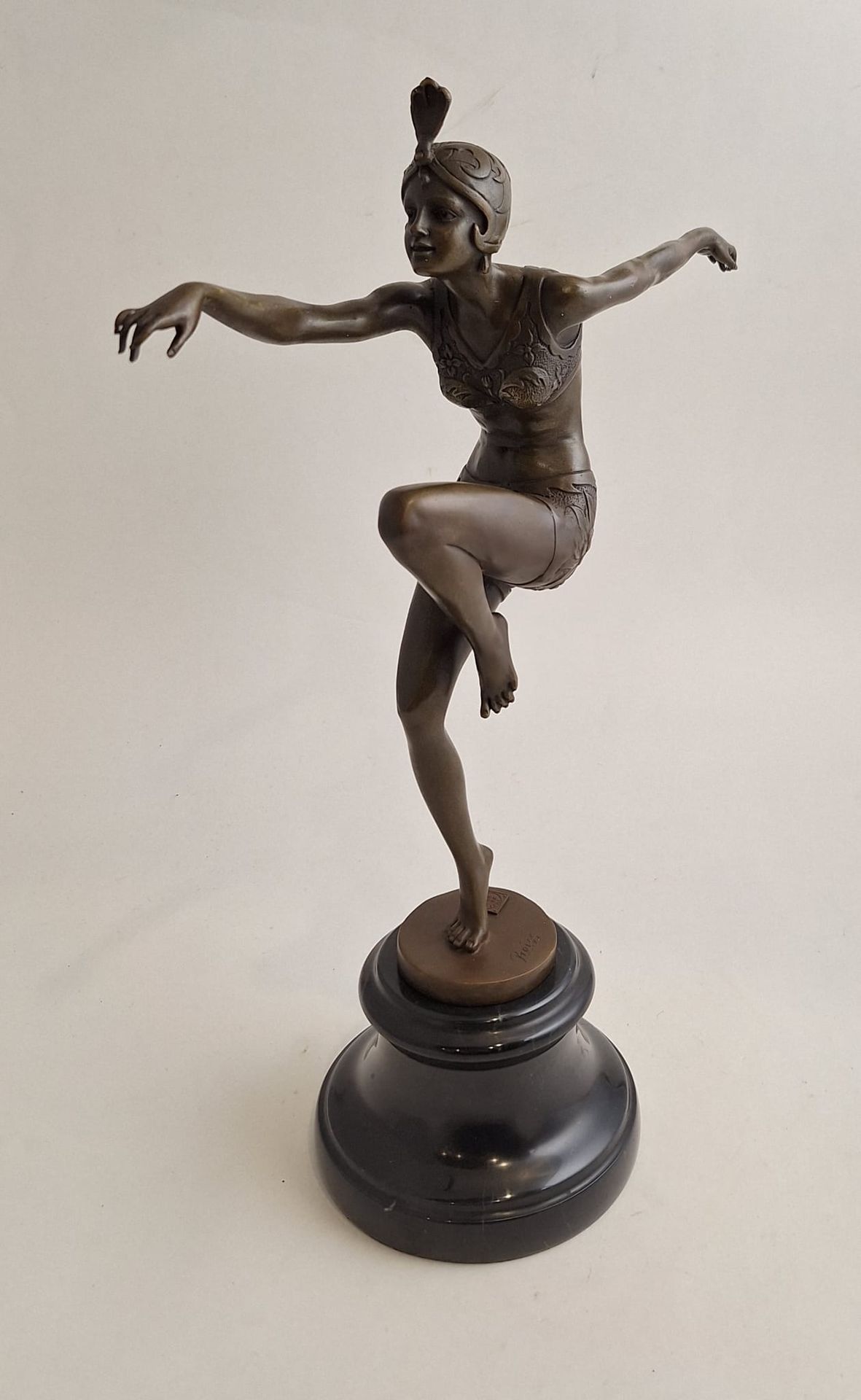 Null Ballerine française en bronze sur socle en marbre, signée, d'après Ferdinan&hellip;
