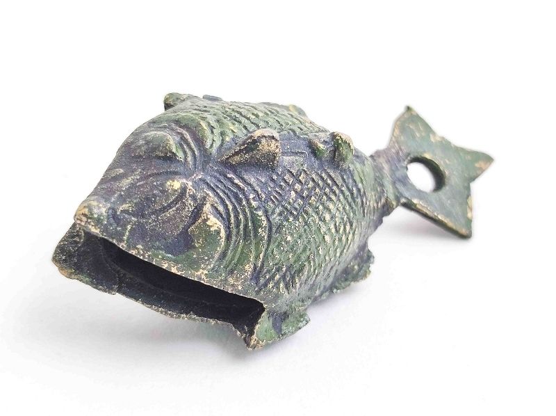 Null Cloche de table ou de prière en bronze antique, motif poisson env. 8 x 4 x &hellip;