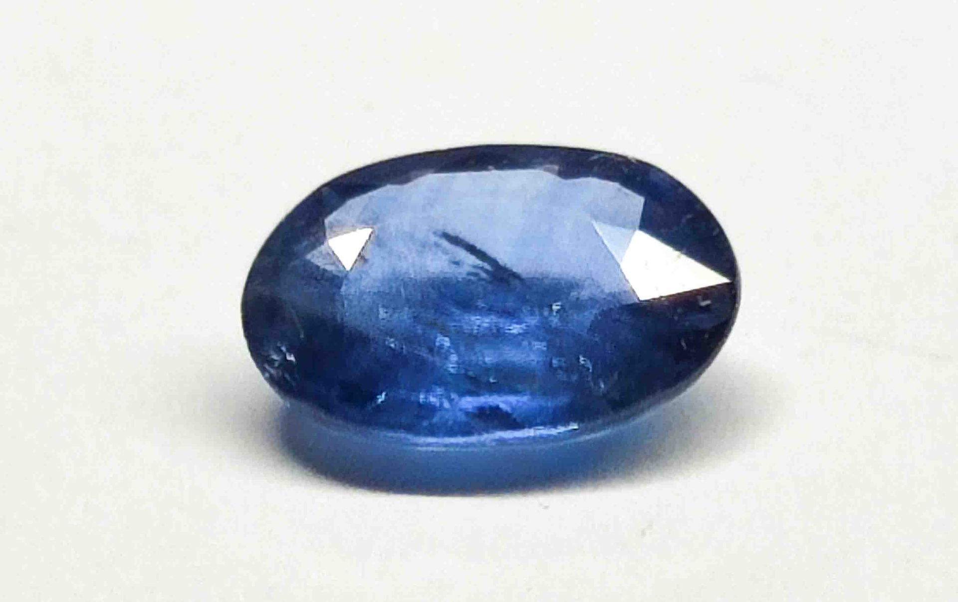 Null Pierre précieuse libre Saphir, beau bleu intense, taille à facettes ovale, &hellip;