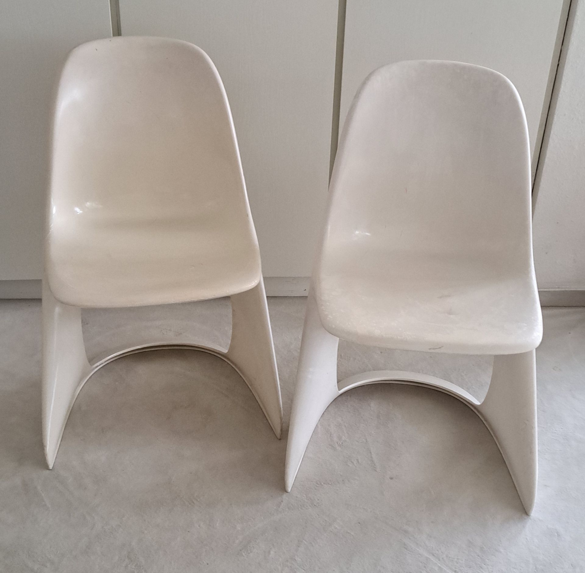 Null 2 chaises blanches Casala Space Age à piétement luge Design Alexander Begge&hellip;