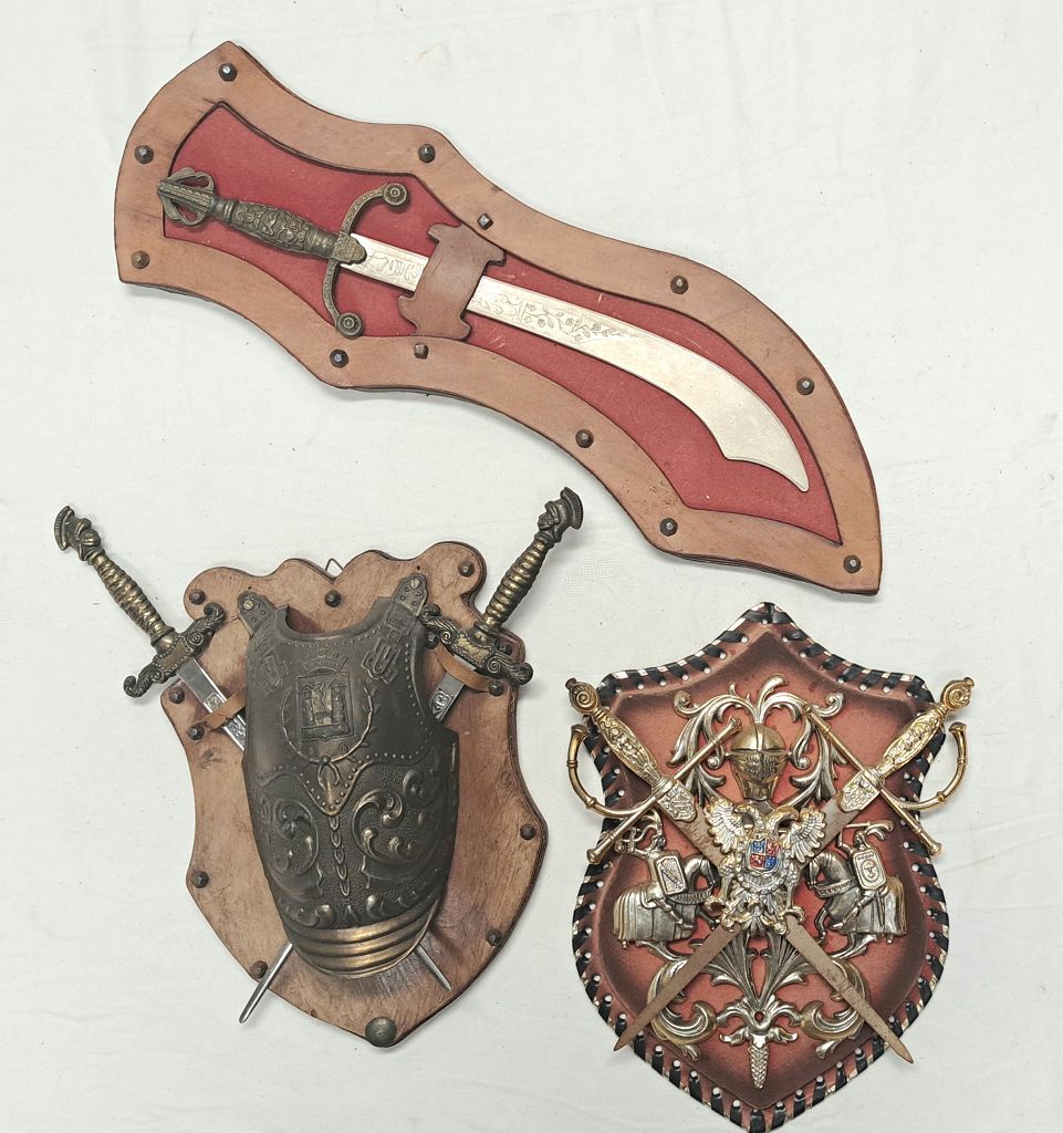 Null 3 pcs. Armoiries décoratives, écusson médiéval en partie avec de petites ép&hellip;