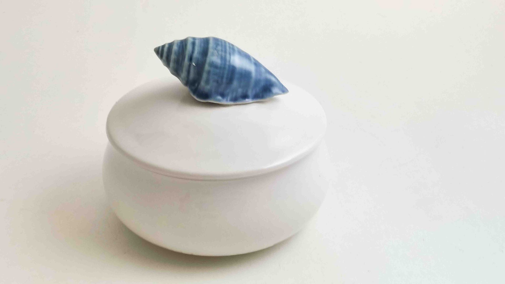 Null Boîte à couvercle en porcelaine, décor coquillage, Ø env. 12,5cm, non conse&hellip;