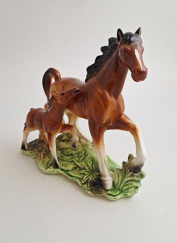 Null Figurine en porcelaine motif chevaux, dimensions env. 21 x 20 x 8cm, pièce &hellip;