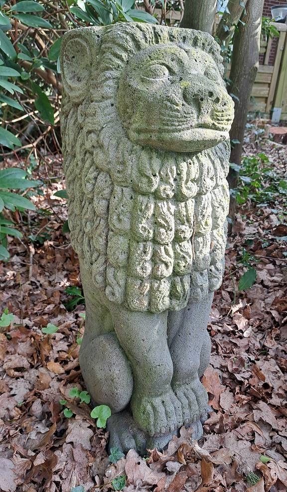 Null Sculpture en pierre massive de lion de parc, probablement asiatique
Numéro &hellip;