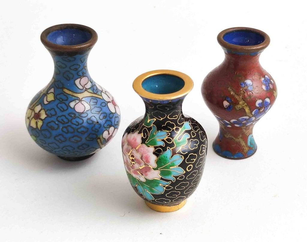 Null 3 pcs. Vases cloisonnés,Cloisonné dans un décor floral, objets de collectio&hellip;
