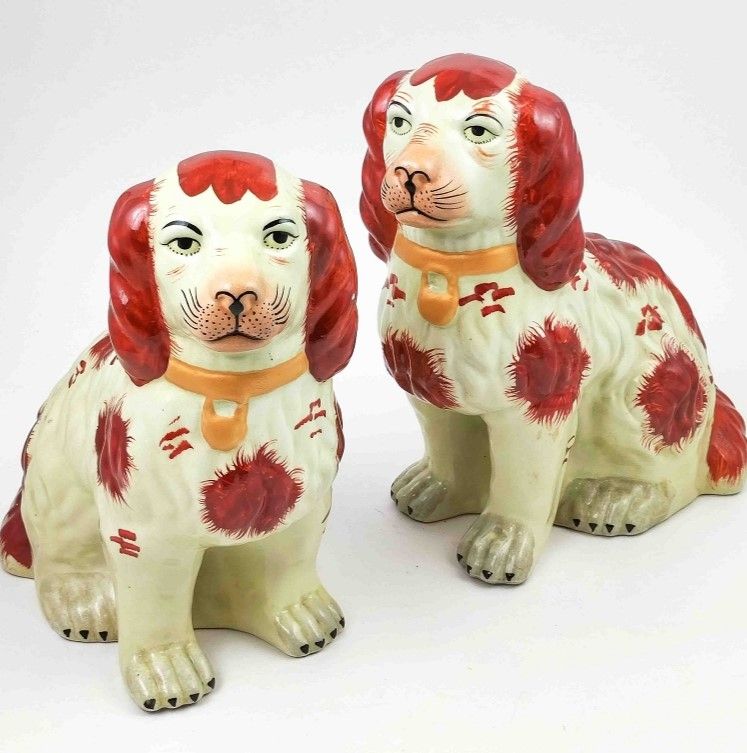 Null Deux chiens en céramique Staffordshire de l'époque victorienne, dimensions &hellip;