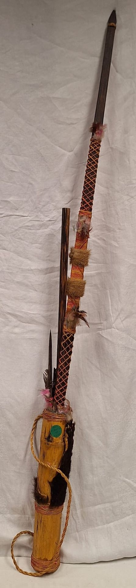 Null Afr. Arc décoratif avec flèche + carquois, longueur env. 145cm
Interne Nr. &hellip;
