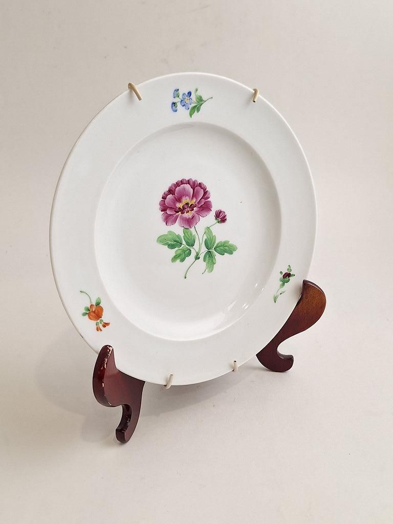 Null Assiette plate ancienne en porcelaine de Meissen, décor floral bleu sous gl&hellip;