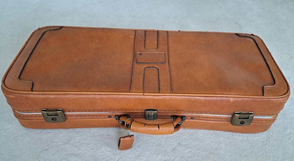 Null Valise en cuir avec contenu Dimensions de la valise env. 75 x 45cm

Numéro &hellip;