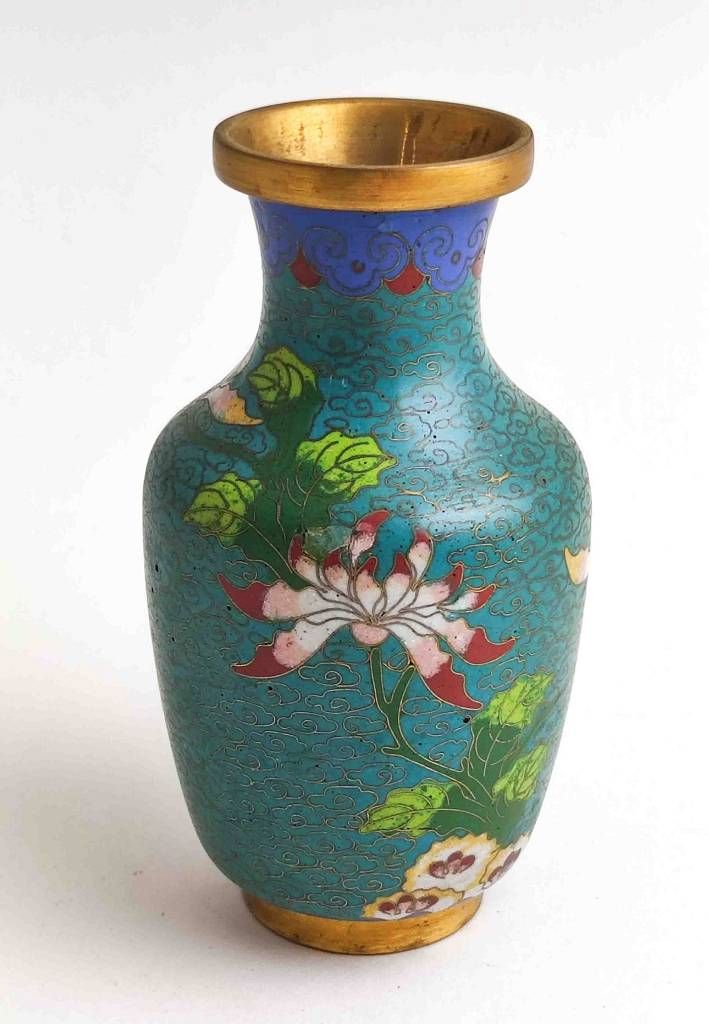 Null Vase cloisonné, cloisonné dans un décor floral sur fond bleu, hauteur env. &hellip;