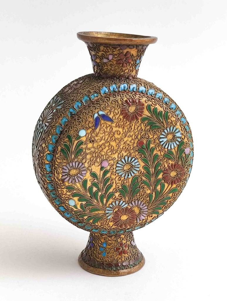 Null Vase cloisonné, cloisonné dans un décor floral sur fond brun, hauteur env. &hellip;