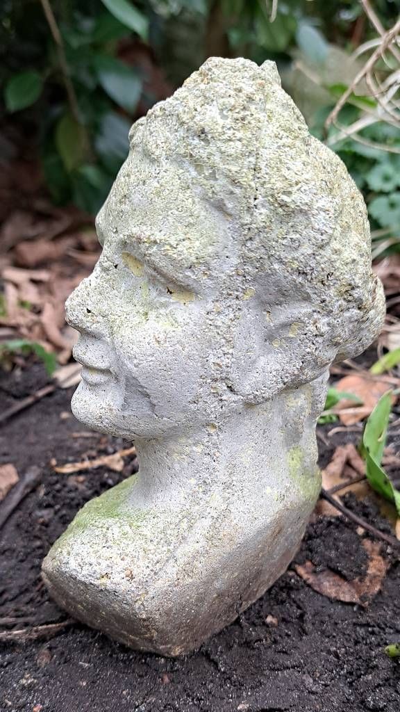 Null Ancienne sculpture de jardin Buste tête de femme verm. Fonte de pierre, dim&hellip;