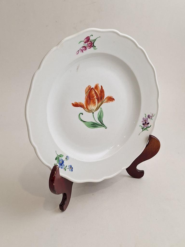 Null Assiette plate antique en porcelaine de Meissen décorée de fleurettes dispe&hellip;