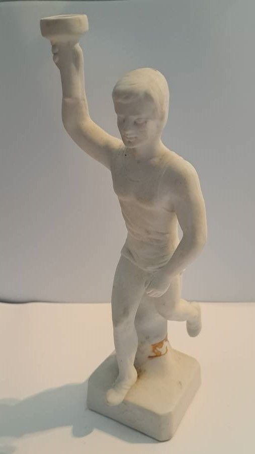 Null Figurine en porcelaine Olympia, coureur de torche, marque au sol 13594, dim&hellip;