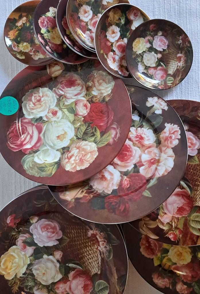 Null Lot d'assiettes décorées de roses composé de six assiettes en céramique Ø 2&hellip;