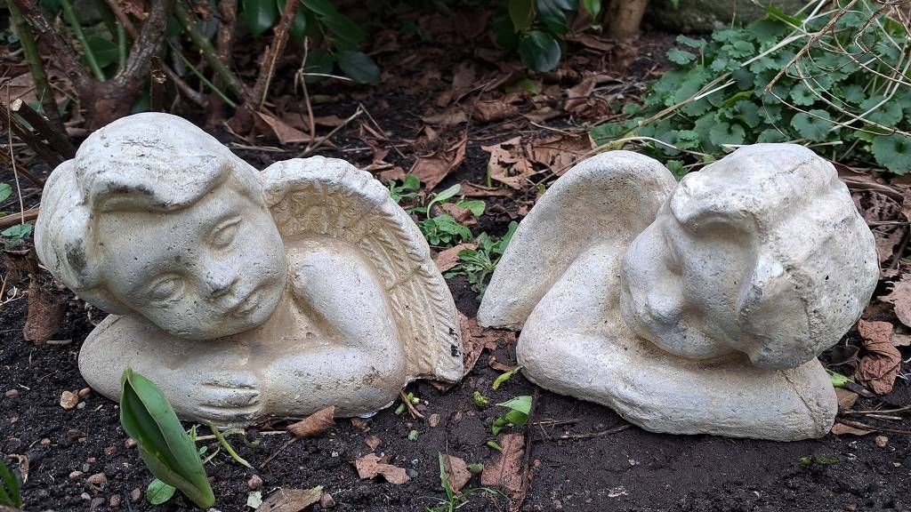 Null Deux sculptures d'anges de jardin en fonte, dimensions environ 15 x 19 x 22&hellip;